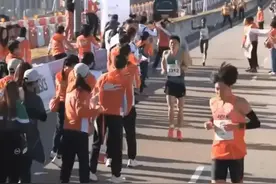 港珠澳马拉松比赛冲刺阶段，中国选手被卡，工作人员失误导致！图片