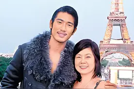 著名演员高以翔去世4年后，父亲又离世，悲情妈妈的泪擦不干图片