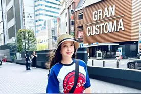 74岁刘晓庆晒照庆五一，笑容甜美秒变小姑娘，身材苗条曲线完美图片