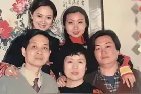 朱媛媛98年一家五口全家福曝光！哥姐是画家和老师，父母很有福相图片