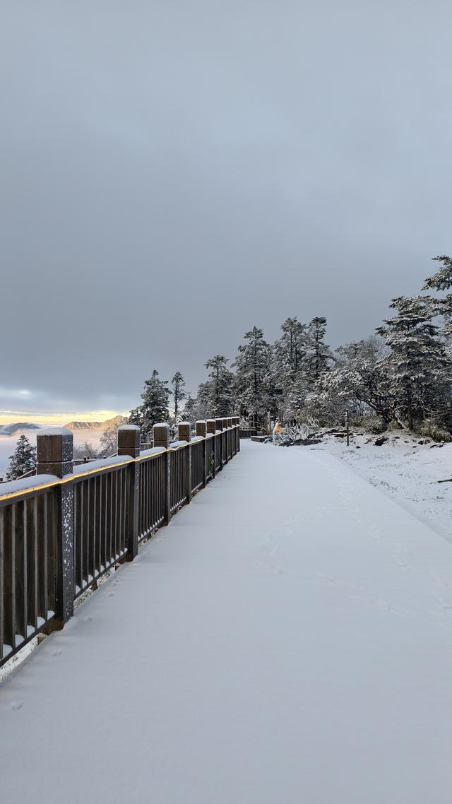 西岭雪山降下成都的第一场雪，雪山阳光同框 “阳光映雪” 专属上线，后山滑雪场11月30日前免门票