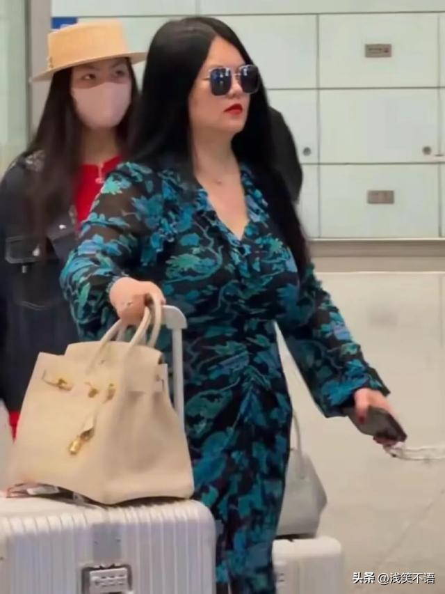 200斤的李湘机场现身！气场全开，颤抖的肥肉也挡不住土豪范儿！