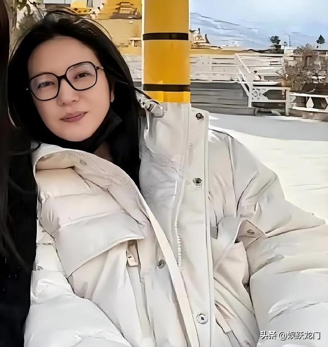 小燕子安好！赵薇封杀4年近况曝光，同名制片人病逝闹乌龙事件！