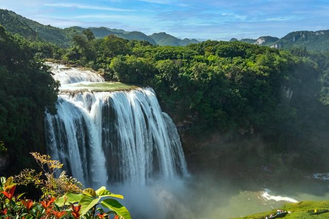 南行漫记：饿着肚子离开织金，路遇双乳峰，错过特大桥景区