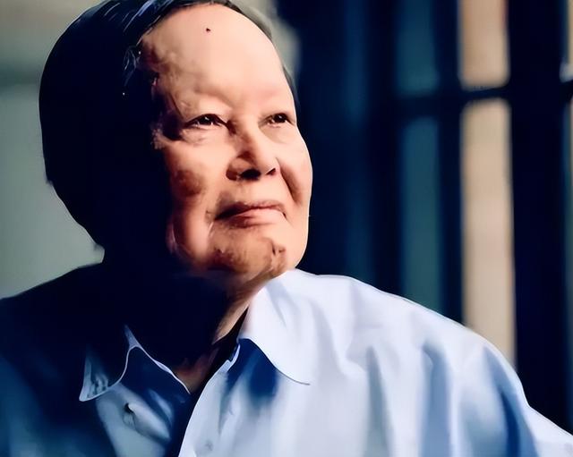 杨振宁身覆国旗，翁帆是家属代表站第一位，重量级好友也到场悼念
