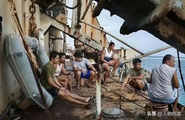 菲军威胁中国，敢登座滩军舰就动武，不到72小时，中国拖船逼近