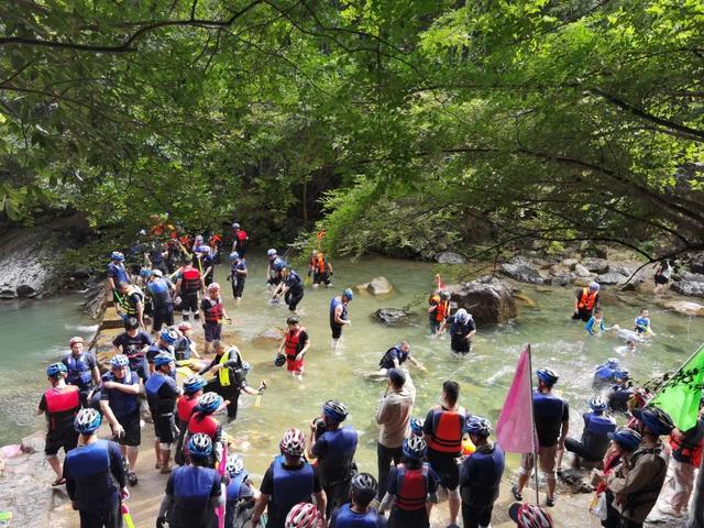 百人团建，激荡黄山九龙瀑！