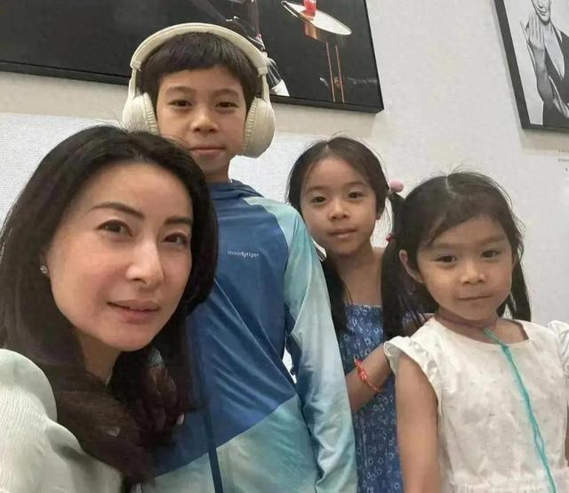 摊牌了！结婚13年，郭晶晶再次迎来喜讯，原来霍震霆当年没说错