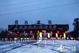 受降雪影响 吕梁多条高速公路封闭图片