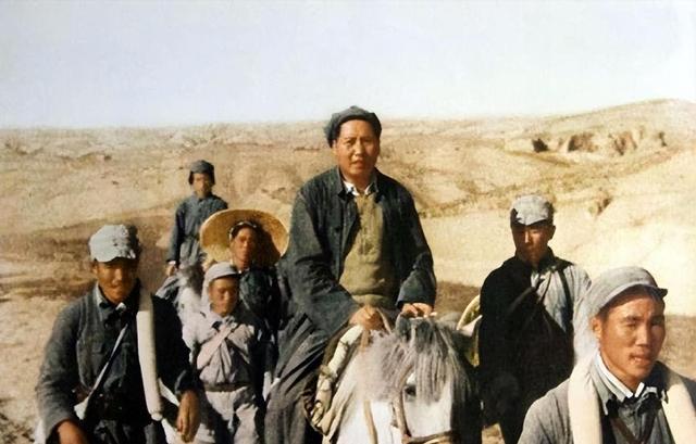 1948年毛主席东渡黄河，刚开船，毛泽东突然转身：快！给我照相