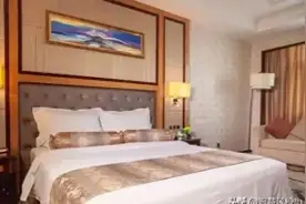 非夫妻关系的男女，同住宾馆一个房间，甚至发生关系违法吗？图片