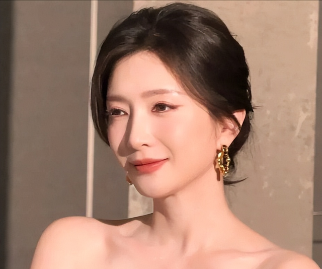 比整容还离谱！39岁江疏影现身活动	，脸僵似硅胶，造型丑到认不出