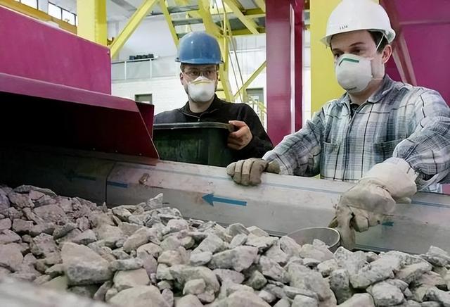 特朗普甩锅，欧洲扩军梦碎稀土！中国稀土一断，武器瞬间变废铁！