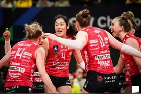 郎平夫妇和姚迪，现场助威朱婷！朱婷距离本赛季第4冠，一步之遥图片