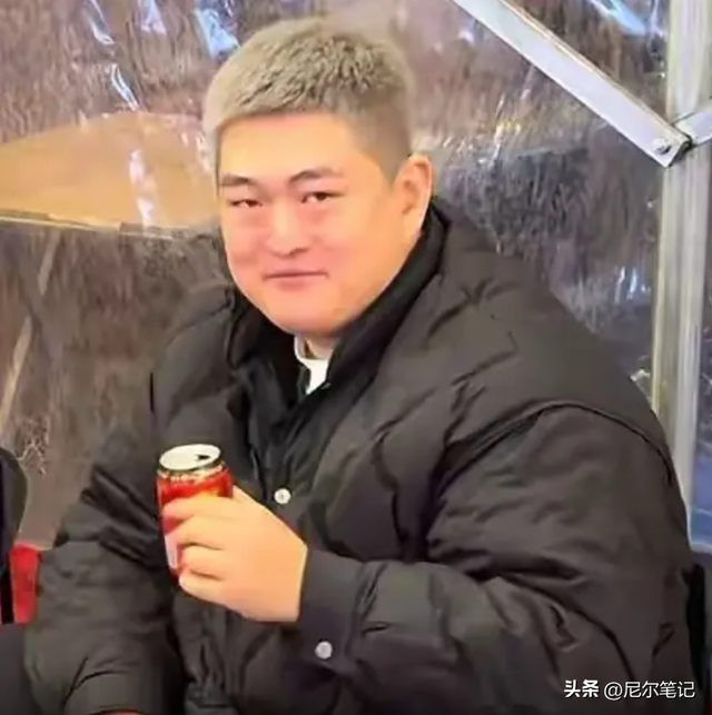 赵本山儿子请客吃砂锅，在暖棚里凑桌显寒酸，宋晓峰喝到鼻脸通红