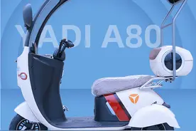 雅迪推出带篷电三轮，时尚好看，增程系统加持，70岁老年人也能开图片