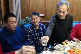 8位老人相聚青岛，点12道菜自带5瓶茅台，结账时却傻眼了，为何？图片