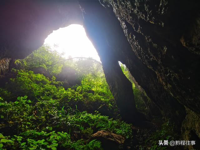 一个洞内烟云氤氲的躲匪洞，一个白练如幕的暗河瀑布