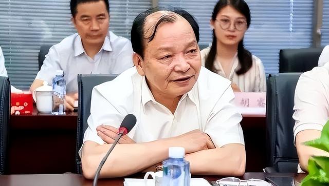 一夜输1亿，一瓶酒50万，2亿豪车买来当玩具，父子败光百亿家产！