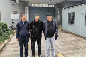 男子欠薪潜逃，外地开网约车违章被交警查获后暴露网逃身份图片