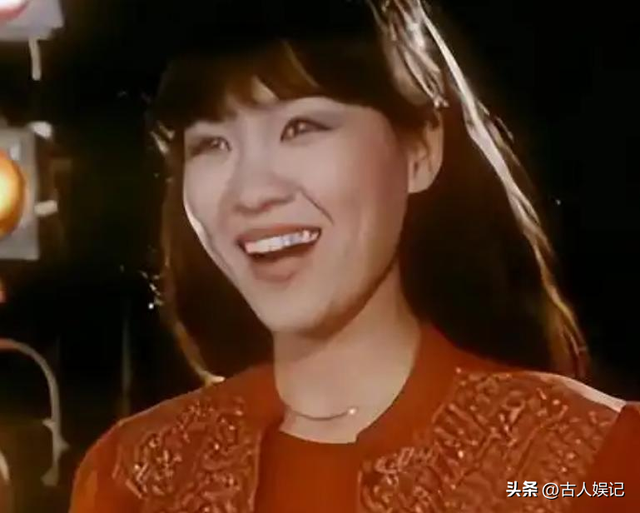 屡次登上春晚走红的郑绪岚，远嫁美国丢了事业，如今她现况如何