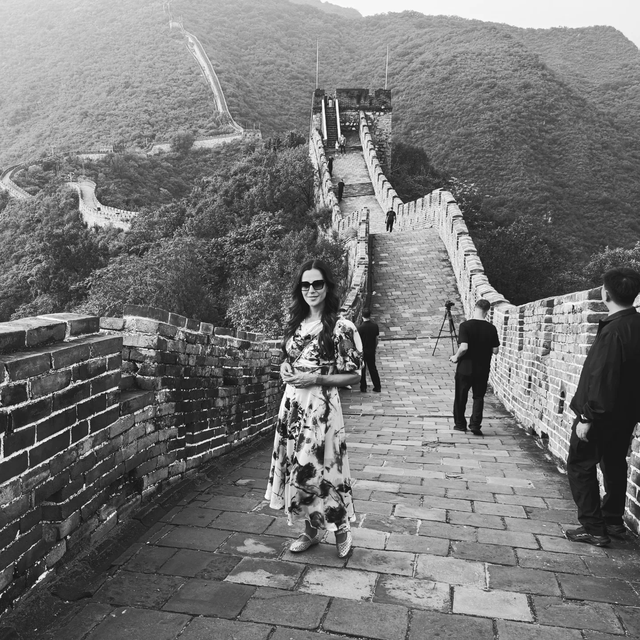 武契奇夫人去爬长城啦！拍了超多美照好开心，穿印花裙又把人美到