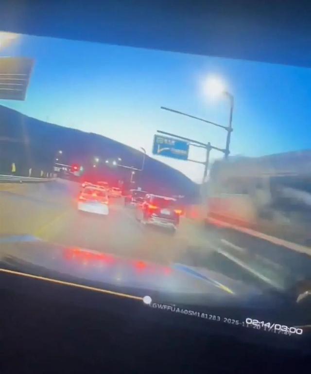 张家口一吊车失控追尾多车，警方深夜通报：系肇事车制动系统失灵引发，多车受损13人受伤