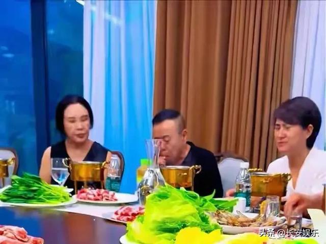 潘长江一家北京别墅宴客，餐厅大得像会所，妻子杨云罕见现身！