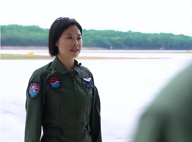 阅兵女机长身份曝光！私生活被扒牺牲太大，老公不简单，央视点名