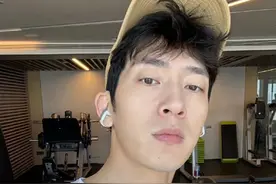井柏然晒健身照，身材管理优越，36岁状态绝了！图片