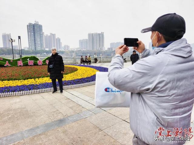 看！解放路观景台立体花卉景点俏丽“开屏”