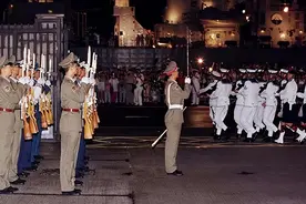 1997年，那个让英军“下岗”的交接指挥官，离开部队后过得如何？图片