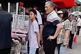 贾乃亮带甜馨回东北看爷爷奶奶，祖孙三人逛菜市场，甜馨身高惊人图片