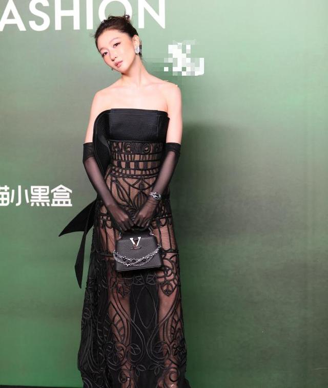 三亚红毯丑出圈，杨幂肉色内搭尴尬，关晓彤拖鞋辣眼，周冬雨驼背