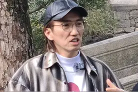 58岁林志炫游苏州拙政园，化着浓妆，瘦到脱相，整个人苍老了好多图片