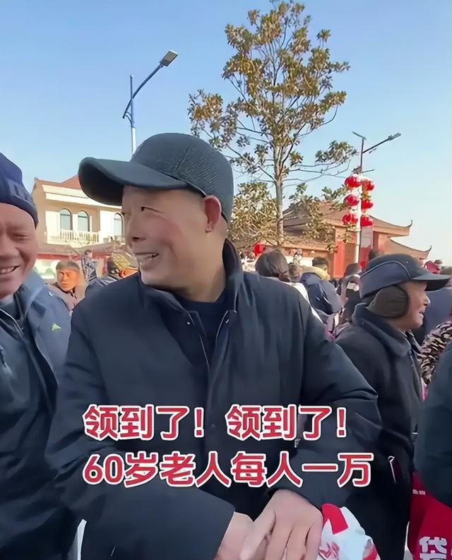 刘强东回老家，凌晨1点喝到脸通红，穿拖鞋做鬼脸，乡亲帮洗房子