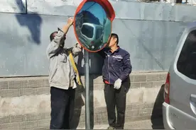 安装道路凸面镜 护航出行更安全！坐标：小汤山→图片