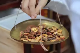 酒糟鼻痰浊堵塞面部，40年前卖药的老先生说：这病四两桃仁就够了图片
