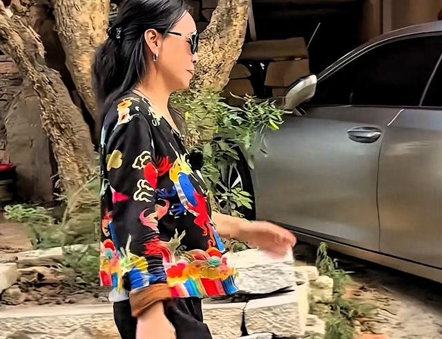 赖昌星前妻曾明娜现状：独居3000平老宅，种花做饭	，活成人生赢家