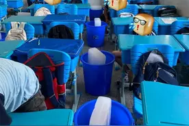 高温天多个城市中小学热到搬冰块、紧急停课 有学校连夜装空调图片