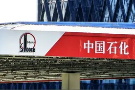 破防了，男子到中石化加油，50升油箱被加到60升，员工：天气原因图片