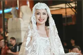 程莉莎16年后再披婚纱，梦回冷清秋时代。图片