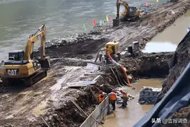 国道G331路面改造工程进展顺利图片