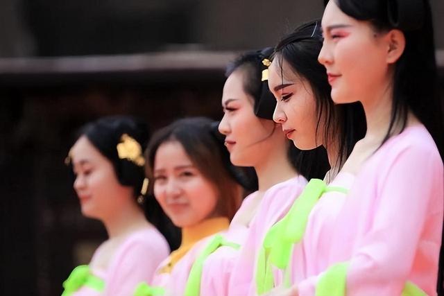 横店20万群演现状：美女泛滥成灾，光棍懒汉遍地，他们该何去何从