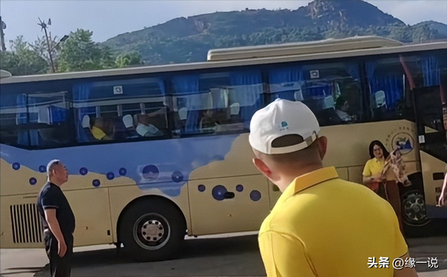 130名游客被丢服务区暴晒，旅游团六小时不发车，根本不是钱的事