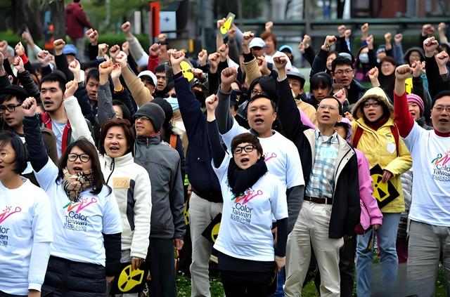 在中日关系敏感时期，他竟然率团赴日访问，为了刷存在感毫无底线