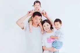 男子救落水儿童后续，身份曝光，是退伍军人，妻子漂亮有一双儿女图片