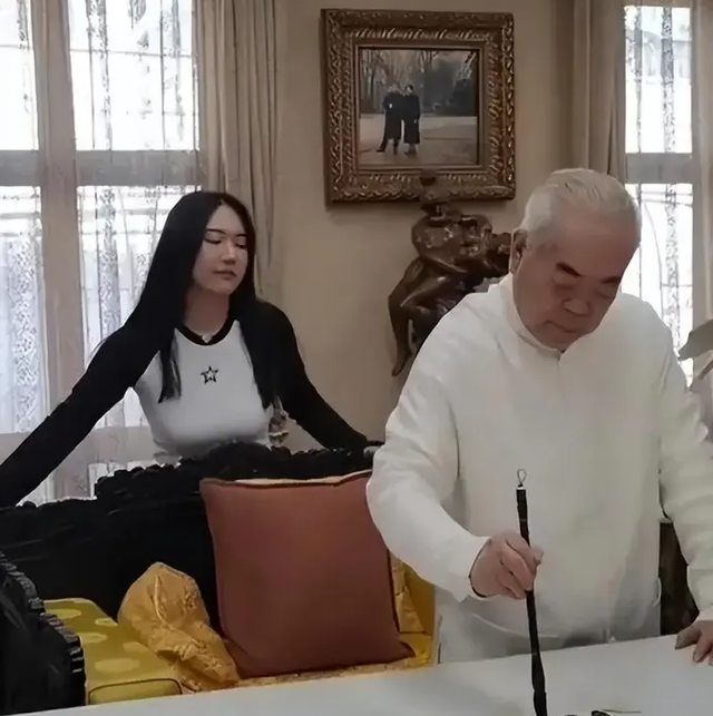 与女儿断绝关系仅1天，范曾担心的事发生了，小50岁娇妻受牵连