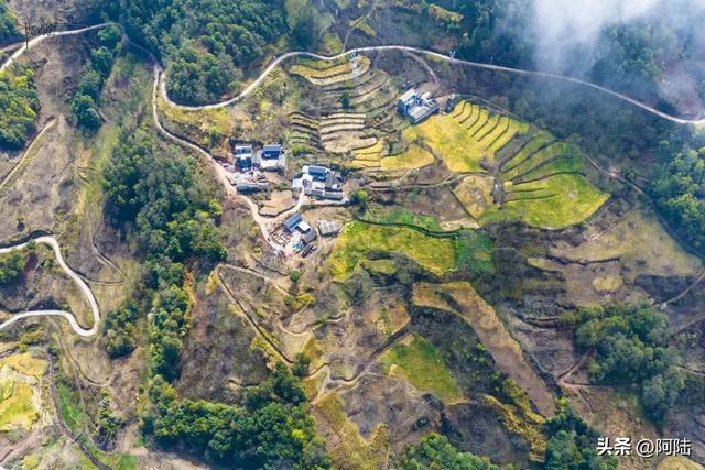 摩旅偶遇大理郊外的山区风光，云雾飘渺梯田春色，这就是永平县啊