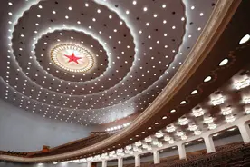 人民大会堂10个月建成，超大空间里没有一根柱子，建筑史上的奇迹图片